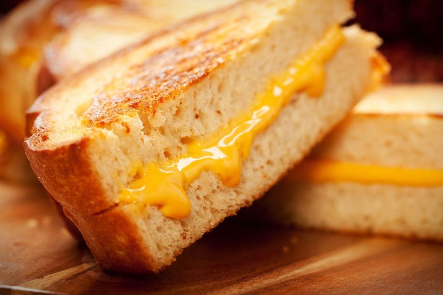 Żółty ser różni się od wyrobu seropodobnego pod kiloma względami