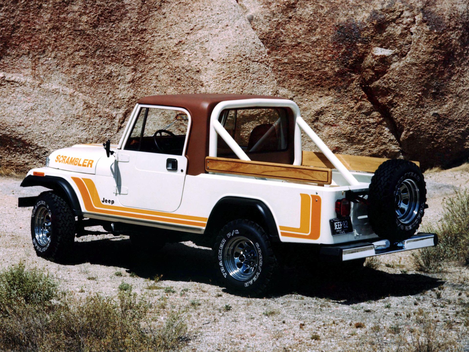 Scrambler jest niemal dokładnie tym, czym dziś jest Gladiator JT. Z tą niewielką różnicą, że obecnie cywilny pickup Jeepa ma 4-drzwiowe nadwozie.
