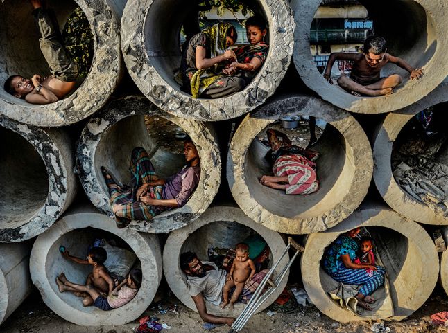 Faisal Azim za swoje zdjęcie „Życie w kręgu” dostał pierwszą nagrodę w kategorii „Przestrzeń miejska”. Fotografia wykonana w 2013 roku przedstawia bezdomnych, żebraków i włóczęgów, którzy zamieszkują betonowe rury w Bangladeszu.