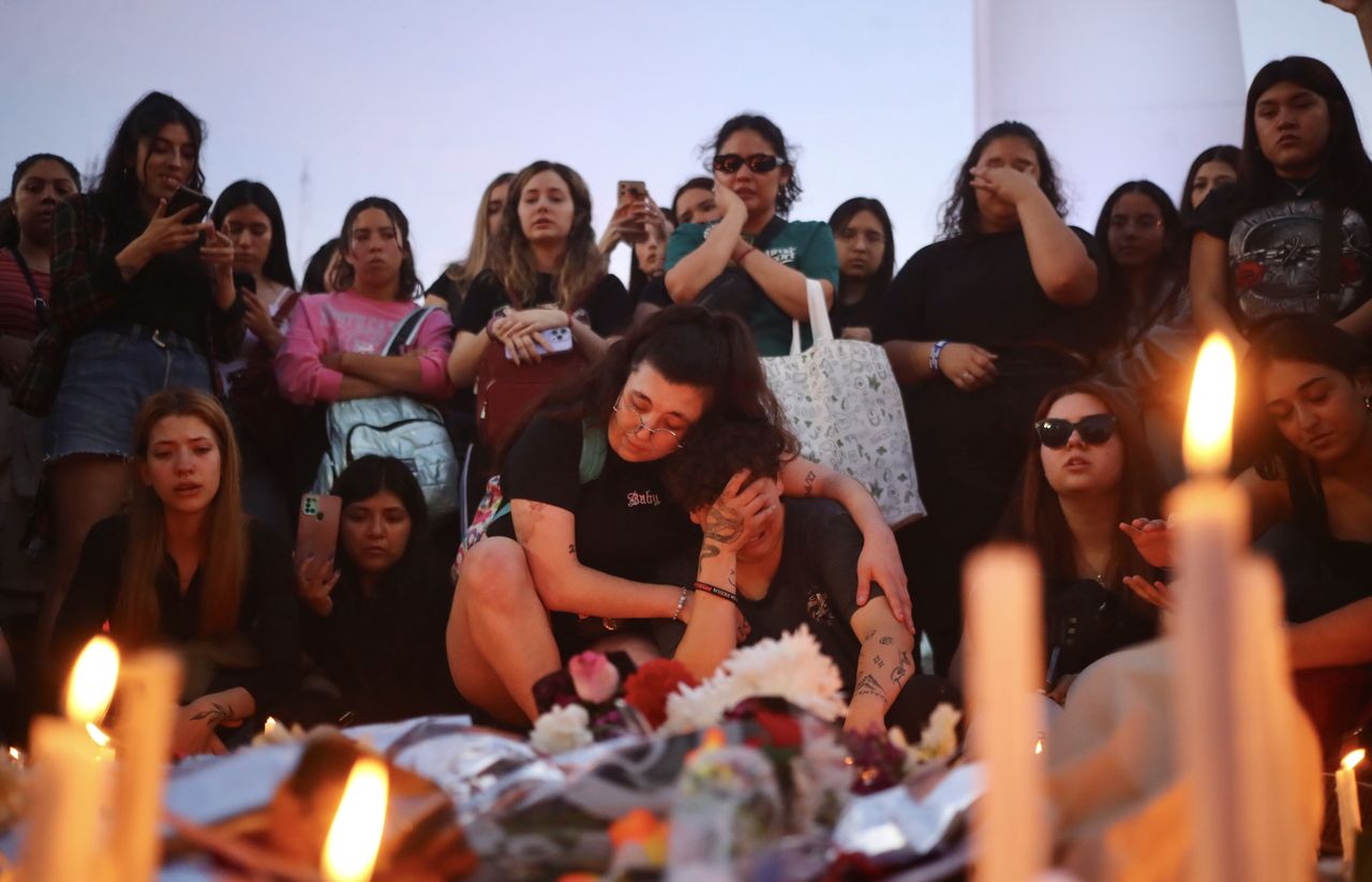 BUENOS AIRES, ARGENTINA - OCTOBER 17: Fans of Liam Payne gather around candles in front of the Obelisk on October 17, 2024 in Buenos Aires, Argentina. According to the Buenos Aires police department, Payne fell from a third-floor hotel room balcony in Palermo, a famous neighborhood in Buenos Aires. Fans around the city gather to pay tribute to the former member of boy band One Direction. (Photo by Marcos Brindicci/Getty Images)