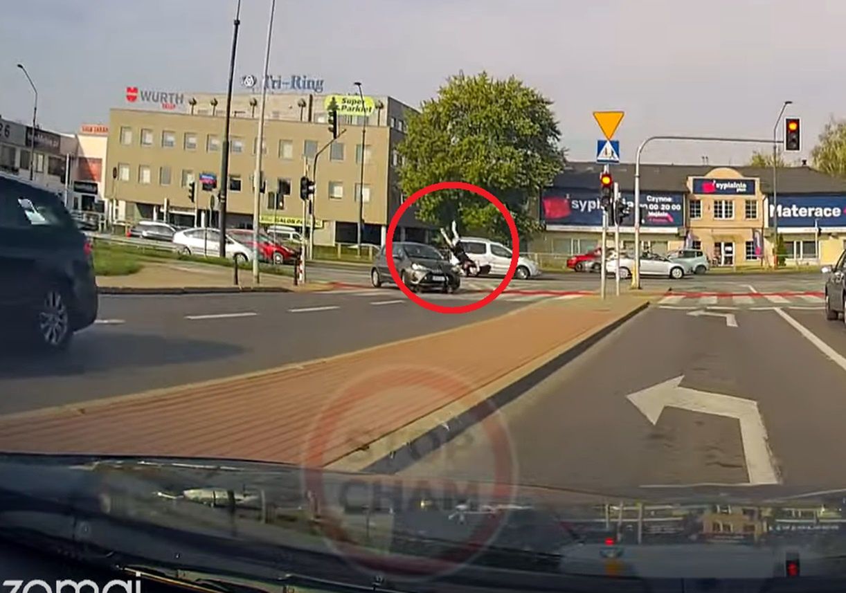 Pędził hulajnogą, wjechał wprost w auto. Przeleciał nad maską