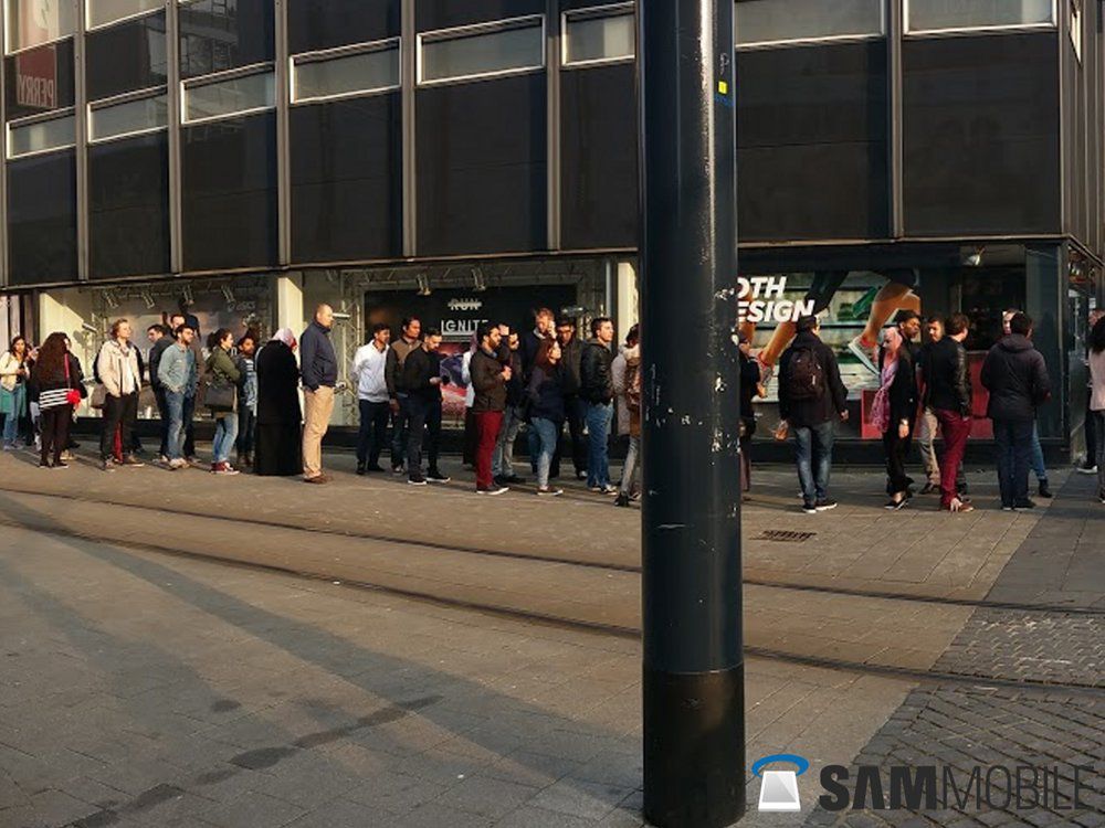 Kolejki przed salonem T-Mobile w Rotterdamie