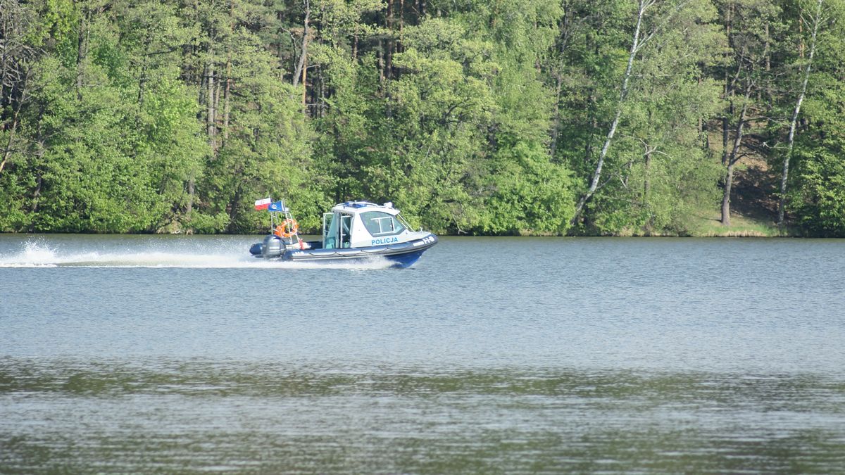 Policja policja wodna patrol jezioro woda motorówka