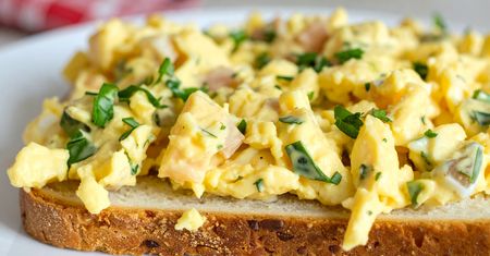 Siekam i łączę z jajkami. To napakowana białkiem i najzdrowsza pasta na wiosenne kanapki