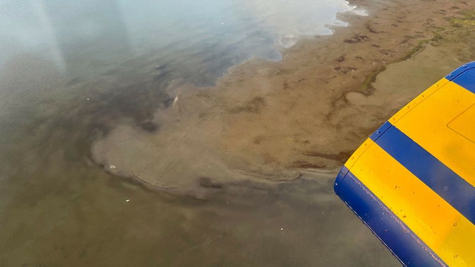 Na płytkim jeziorze na północy Alaski rozbił się helikopter