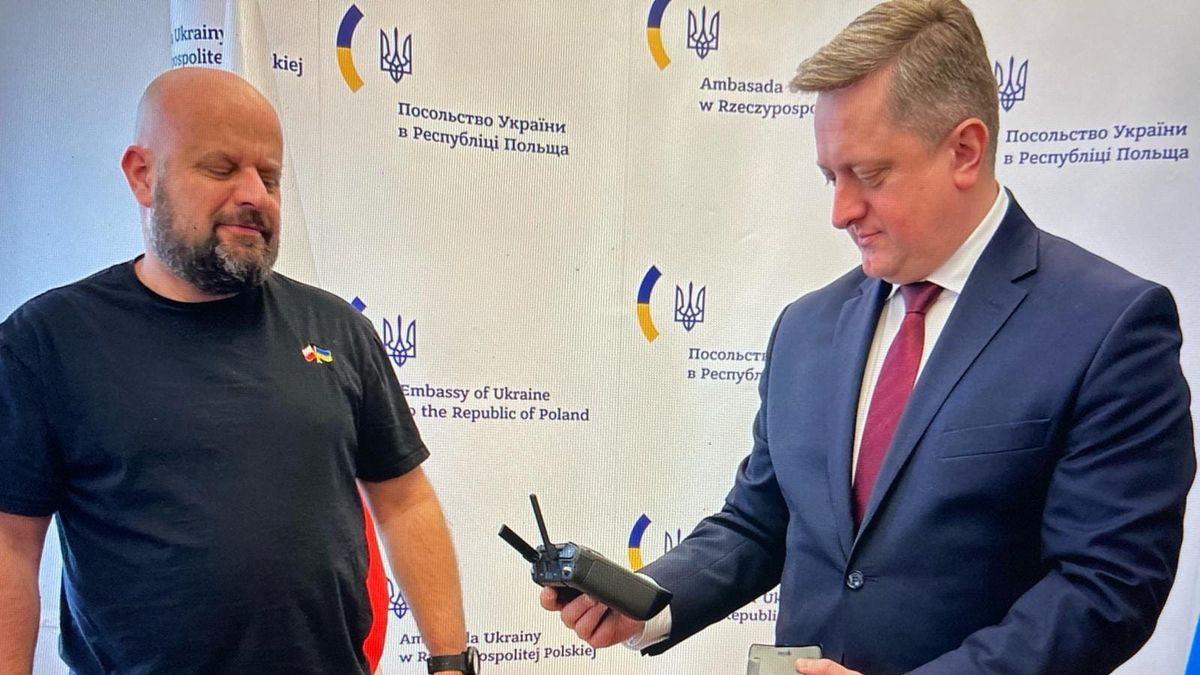 Członkowie Stowarzyszenia Drewa Group przekazali na fron specjalistyczne drony