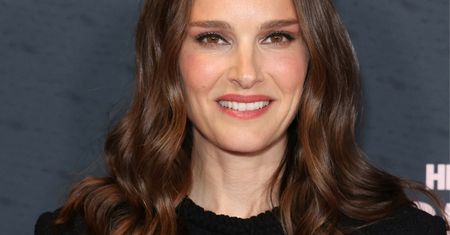 Przyleciała do Polski. Natalie Portman wystąpiła w kremowej mini