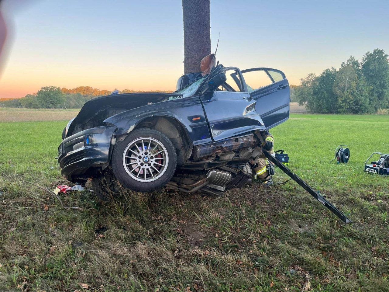Ryki: BMW roztrzaskało się na drzewie. Kierowca nie przeżył