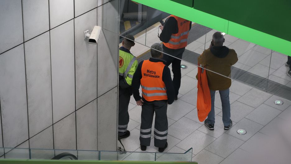 Warszawa, 21.04.2024. Służby na peronie stacji metra Księcia Janusza w Warszawie, 21 bm. Na stacji zapalił się pociąg metra. Linia M2 kursuje w pętli Rondo Daszyńskiego � Bródno. Nikomu nic się nie stało. (sko) PAP/Paweł Supernak ***Do tego materiału zdjęciowego dostępna jest również depesza w systemie CSI, pt.: Warszawa/ Zapalił się pociąg na linii metra M2***