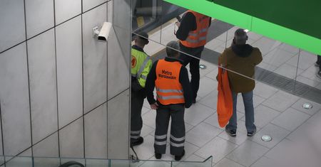 Nagle pojawił się dym, ewakuowano ludzi. W akcji straż pożarna