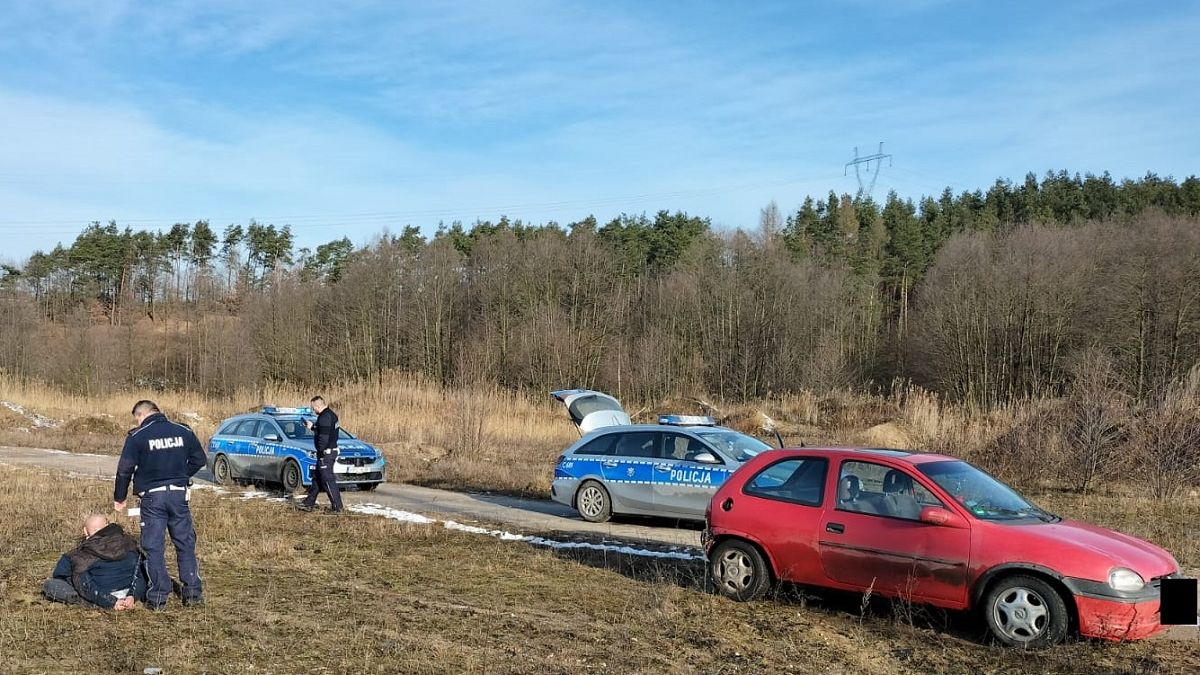 Mężczyzna skończył w kajdankach