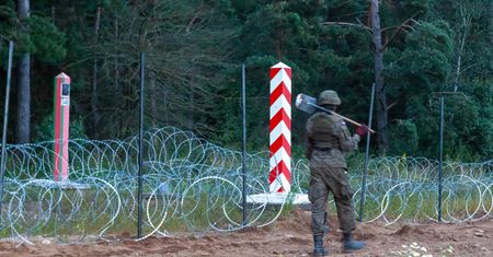 Nowe nagranie z granicy. Uchodźcy mieli rzucać kamieniami w funkcjonariuszy SG