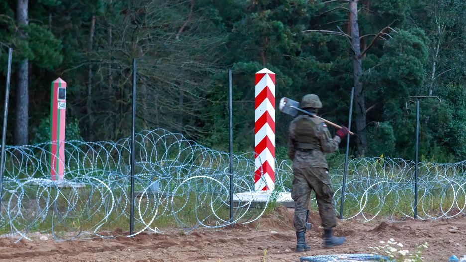 Nowe nagranie z granicy. Uchodźcy mieli rzucać kamieniami w funkcjonariuszy SG