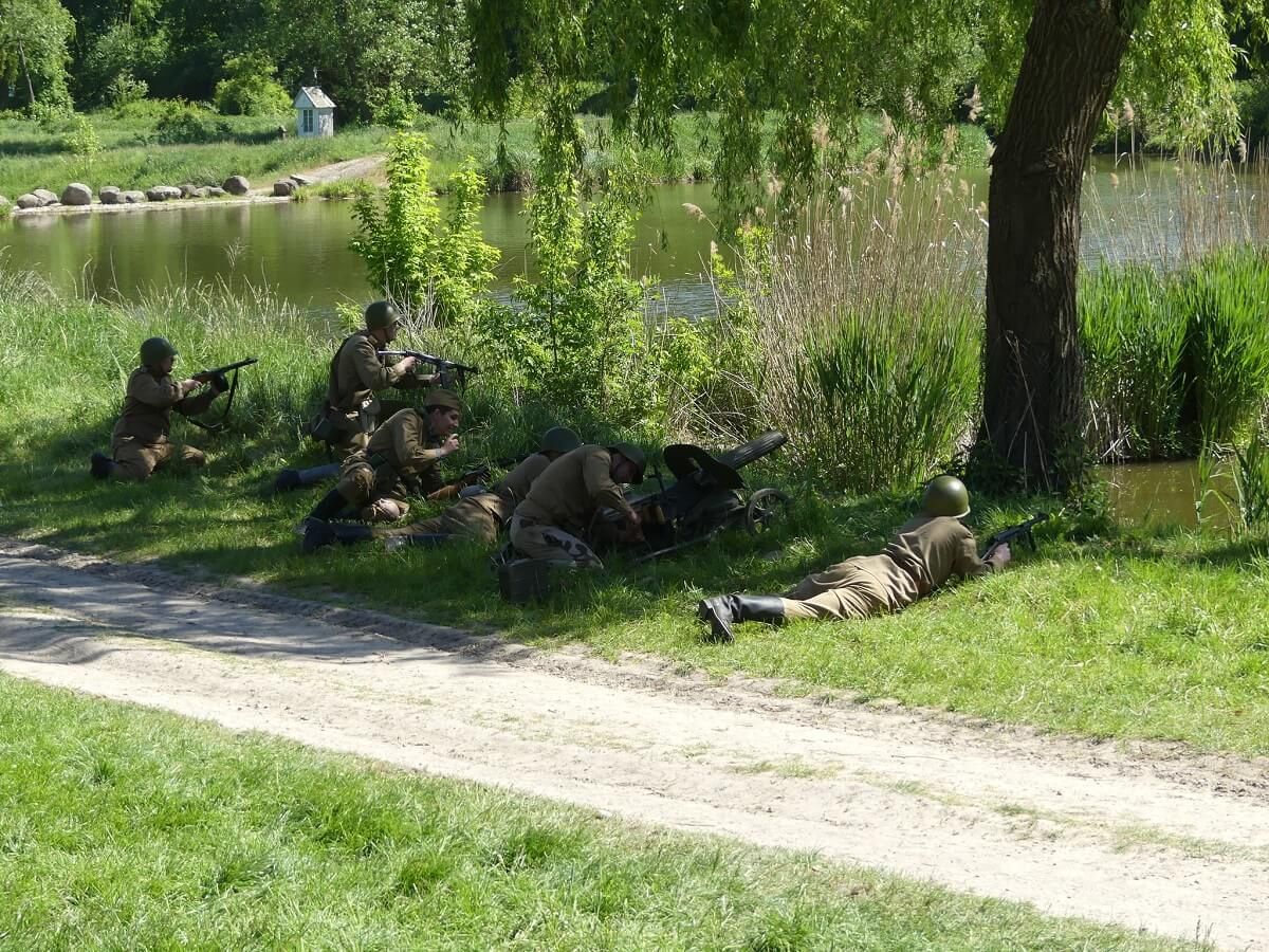 Żołnierze walczą przy zbiorniku wodnym