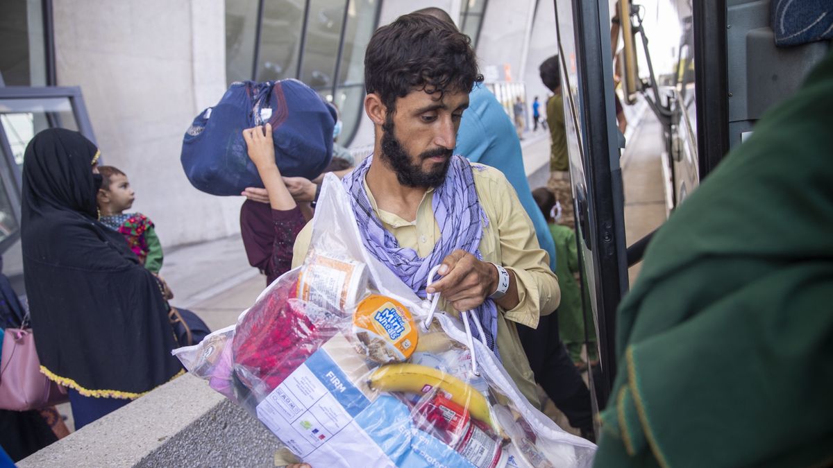 Afghans evacuated from Kabul, Afghanistan arrive at Washington Dulles International Airportepa09432613 Afghans evacuated from Kabul, Afghanistan walk to board a bus following their arrival at Washington Dulles International Airport in Chantilly, Virginia, USA, 27 August 2021. Evacuations have resumed in Kabul following the deaths of 14 US Marines in a suicide bombing yesterday.  EPA/SHAWN THEW Dostawca: PAP/EPA.SHAWN THEW