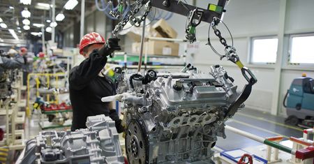 Toyota w fabrykach zastąpi roboty ludźmi