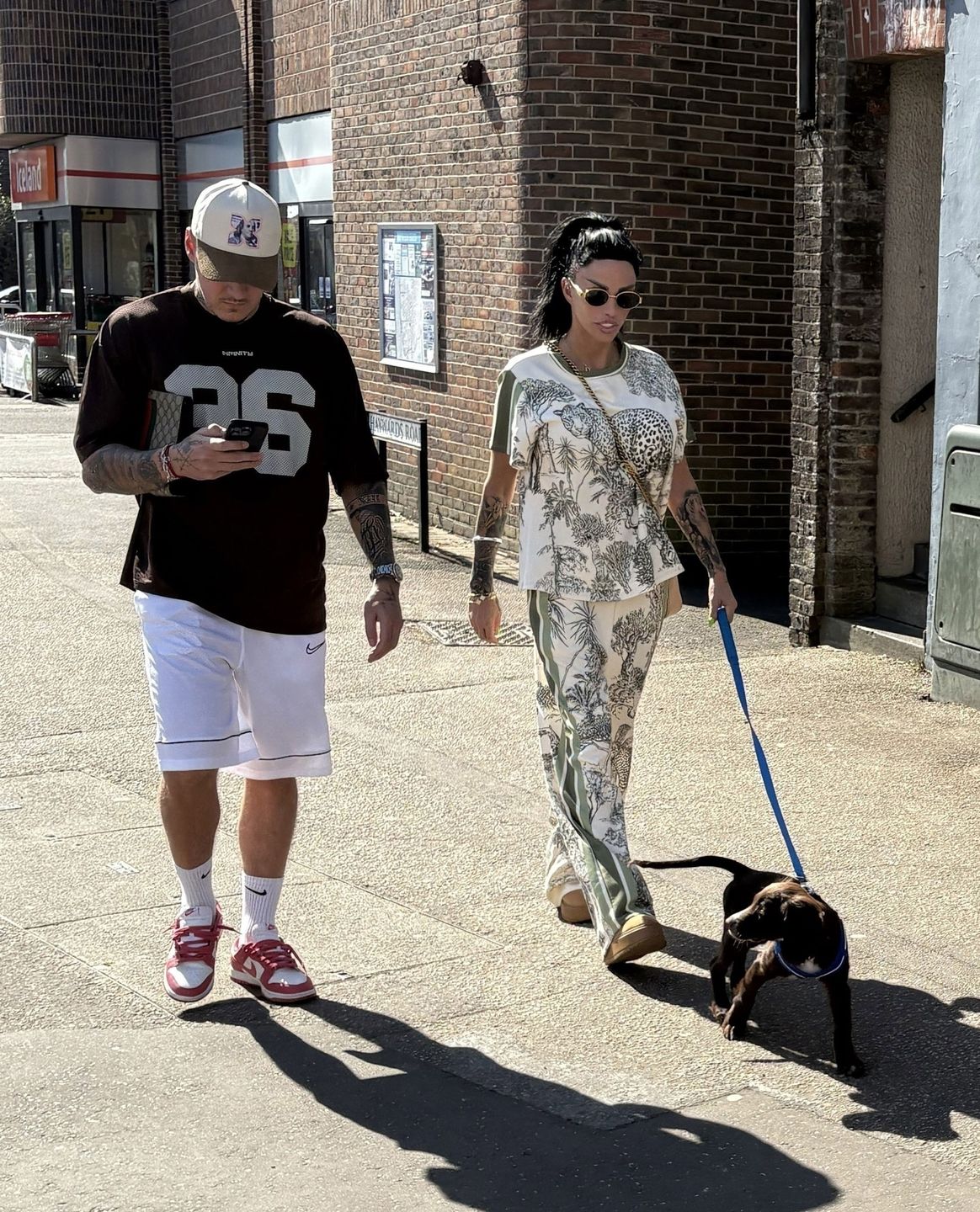 Katie Price na spacerze z psem