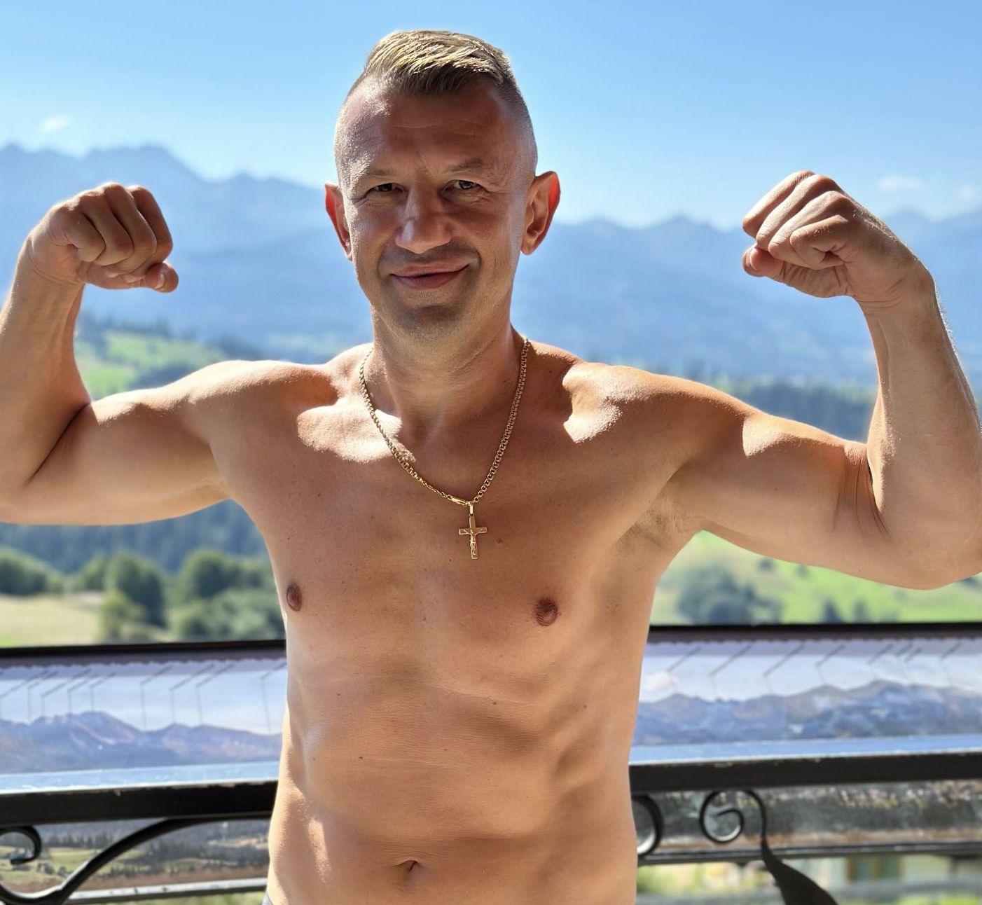 Tomasza Adamek z łańcuszkiem z krzyżem na szyi 