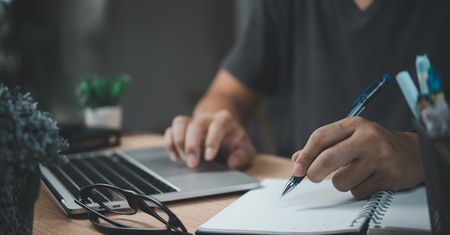 Sztuczna inteligencja sprawdzi twoją wiedzę. Sama przygotuje test