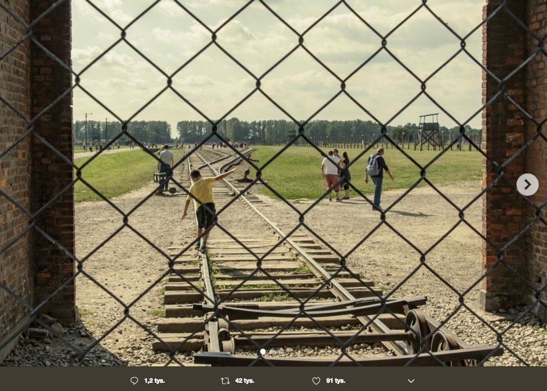 Zdjęcia na torach do Auschwitz. Muzeum stawia zwiedzających przed sądem internetu 4