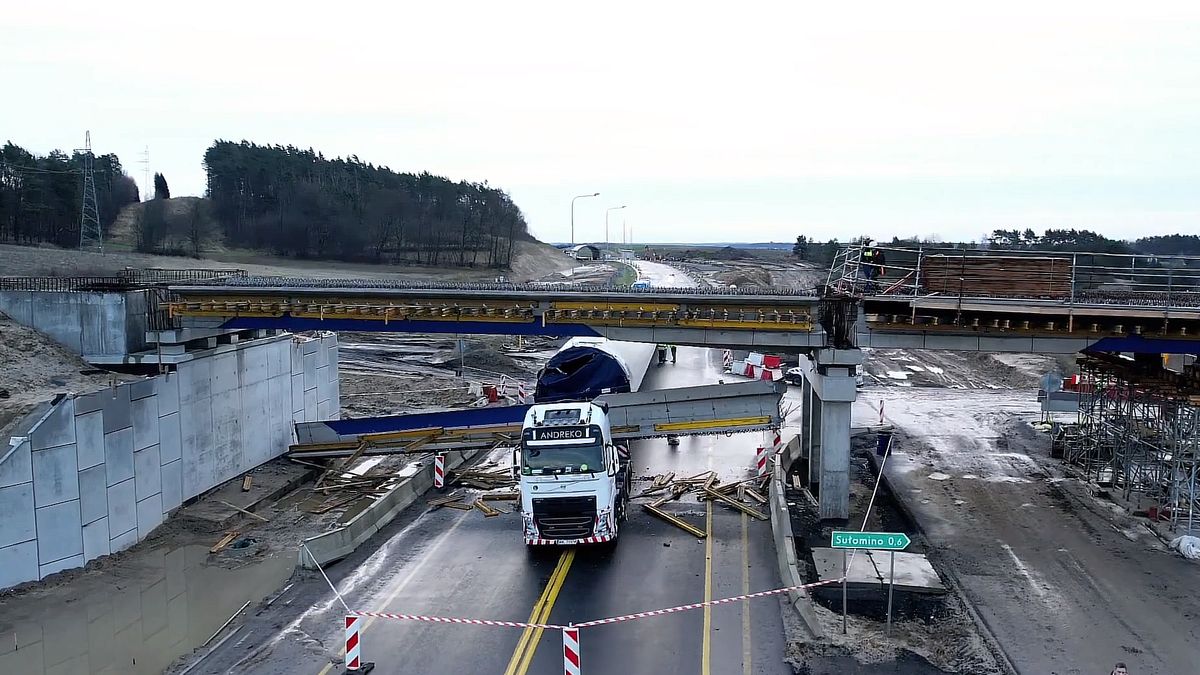 TIR zahaczył skrzydłem turbiny o wiadukt. Gruzy na DK3