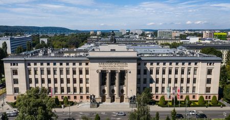 Pilna ewakuacja na uczelni. Weszli antyterroryści i pirotechnicy