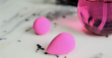 Beauty blender. Jak go używać? Lepszy oryginał czy podobny zamiennik?