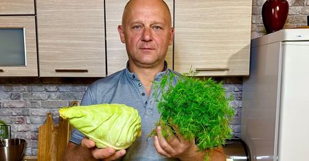 Przepyszna młoda kapusta na ciepło. Danie, które zrobisz bez kombinowania