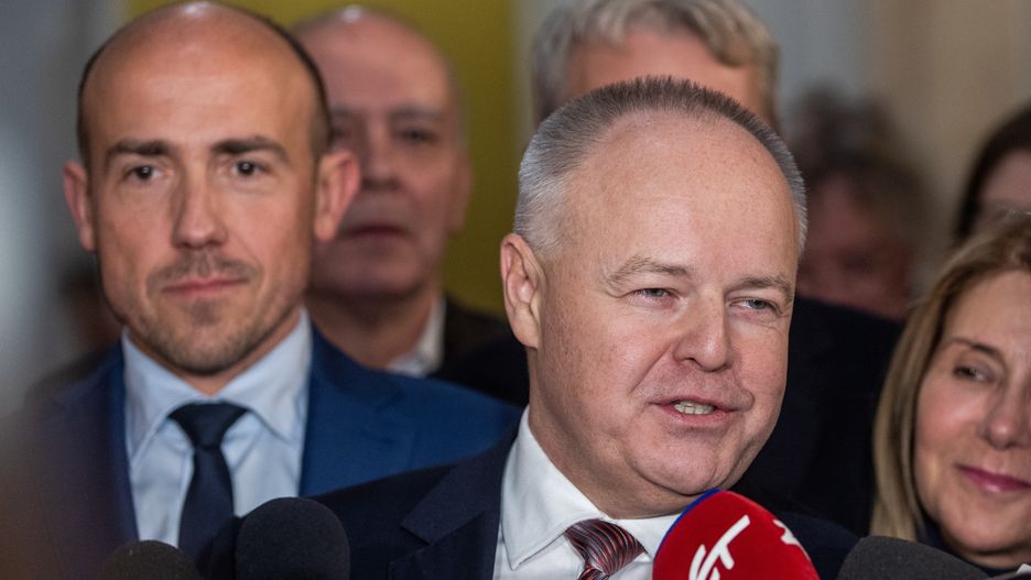 21.11.2022. Przewodniczący KP KO Borys Budka (L) oraz nowo wybrany przewodniczący Sejmiku prof. Marek Gzik (2P) podczas wypowiedzi dla mediów w przerwie posiedzenia Sejmiku Województwa Śląskiego w gmachu Sejmu Śląskiego w Katowicach, 21 bm. W Sejmiku powstał klub radych stowarzyszenia �Tak! Dla Polski�, do którego przeszedł marszałek woj. śląskiego Jakub Chełstowski oraz troje innych dotychczasowych radnych PiS. (jm) PAP/Tomasz Wiktor