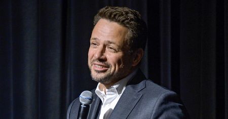 Rafał Trzaskowski "przymróżył" oko. Internauci drwią: "Może jesteś wysoki, ale ortografia słabiutka"