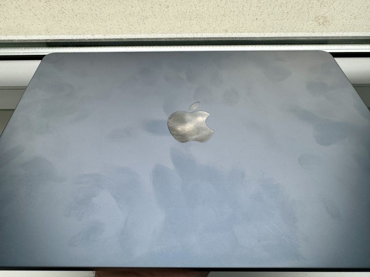 MacBook Air m3 odciski na obudowie