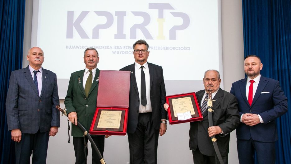W Kujawsko-Pomorskiej Izy Rzemiosła i Przedsiębiorczości w Bydgoszczy wręczono najwyższe odznaczenia rzemieślnicze, Szable Kilińskiego, Andrzejowi Cybulskiemu i Romanowi Sikorze. Z kolei Platynowy Medal im. Jana Kilińskiego „Za zasługi dla Rzemiosła Polskiego” otrzymał Piotr Hadrysiak.