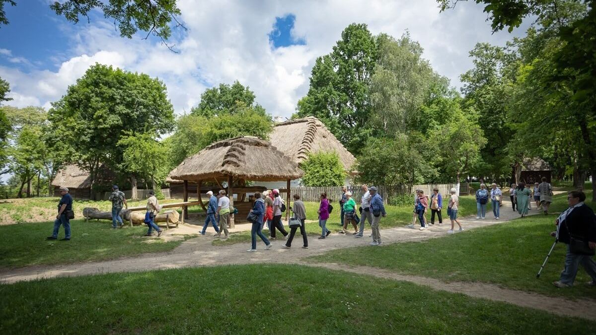 Turyści w Muzeum Wsi Lubelskiej