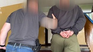 Wybił szybę, wlał coś do środka i podłożył ogień. Mężczyzna odpowie za spalenie mercedesa