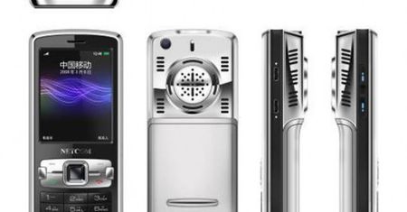 Telefon z projektorem na targach CES