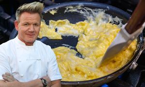 Dodaj łyżkę do jajecznicy jak Gordon Ramsay. Robi ją tylko tak