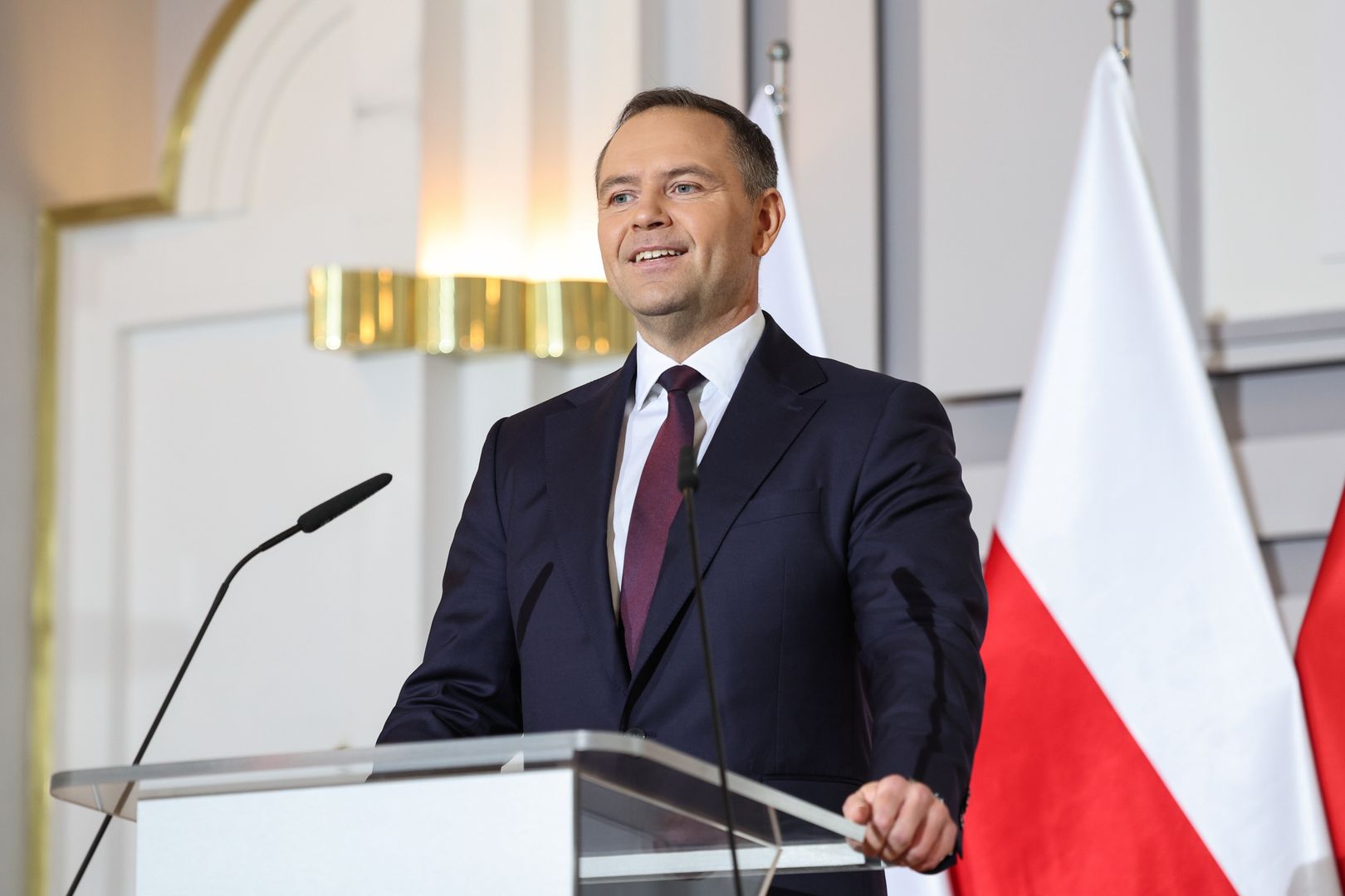Warszawa, 07.05.2025. Wybory Prezydenta RP 2025 - kampania. Kandydat Komitetu Obywatelskiego w zbliżających się wyborach na fotel prezydenta RP, popierany przez Prawo i Sprawiedliwość prezes Instytutu Pamięci Narodowej Karol Nawrocki podczas oświadczenia dla mediów w Warszawie, 7 bm. Karol Nawrocki podjął decyzję o przekazaniu mieszkania na cele charytatywne. (aldg) PAP/Szymon Pulcyn