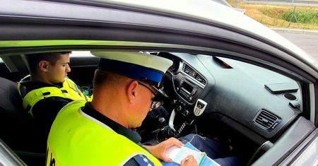 Policjant prosi o odblokowanie telefonu. Przepisy są niejednoznaczne