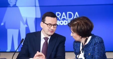 Rząd bierze się za 500 plus dla uchodźców. "Margines wydatków. Rząd woli wyrzucać pieniądze z helikoptera"
