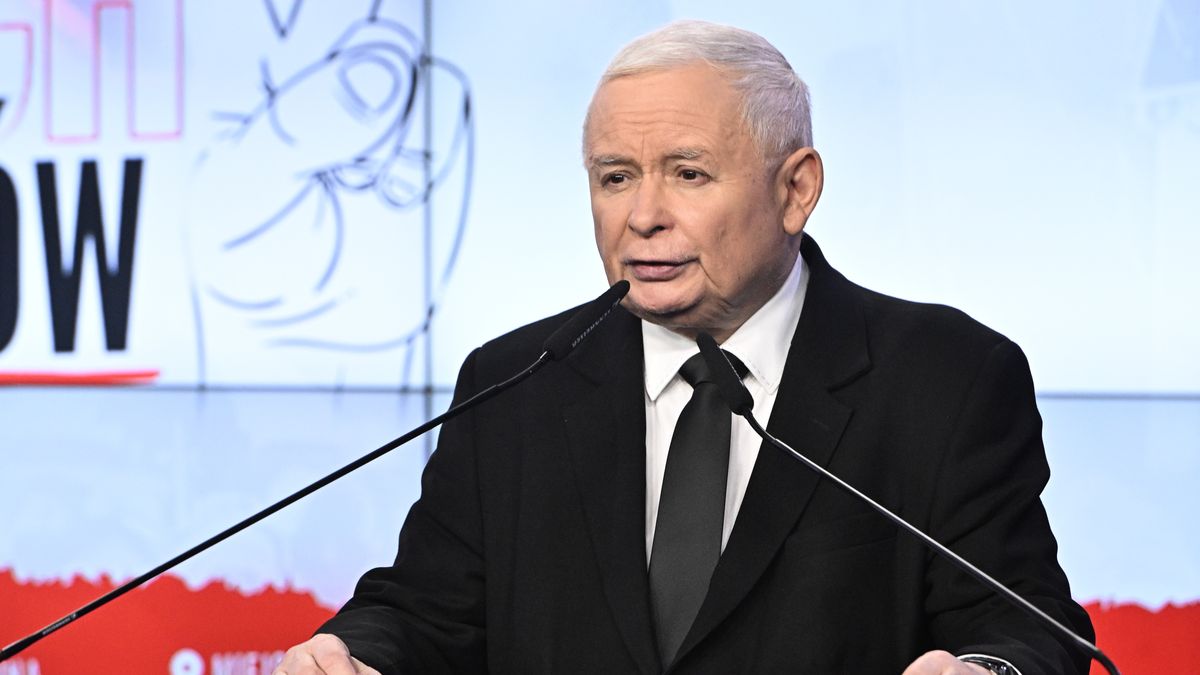 Warszawa, 03.01.2024. Prezes Prawa i Sprawiedliwości Jarosław Kaczyński podczas konferencji prasowej w siedzibie ugrupowania przy ulicy Nowogrodzkiej w Warszawie, 3 bm. (amb) PAP/Radek Pietruszka