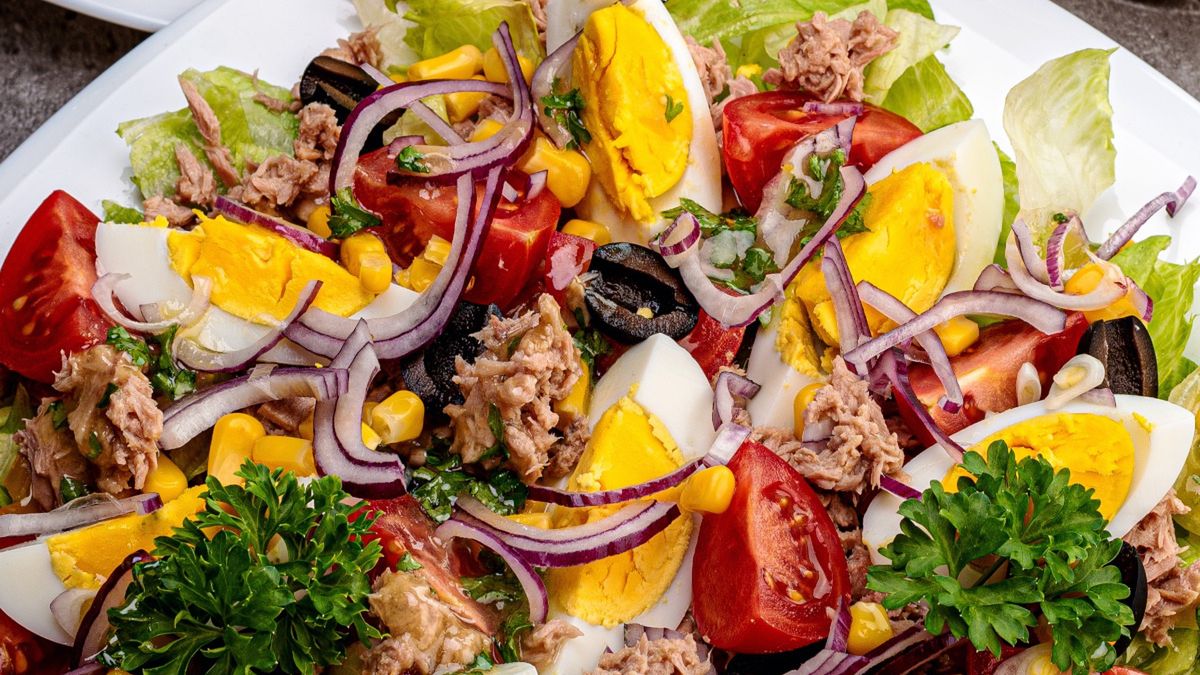 Wielkanocna sałatka z jajkiem i tuńczykiem