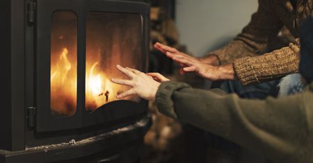 Wolnostojący, wnękowy czy ścienny – jaki kominek elektryczny wybrać do salonu?