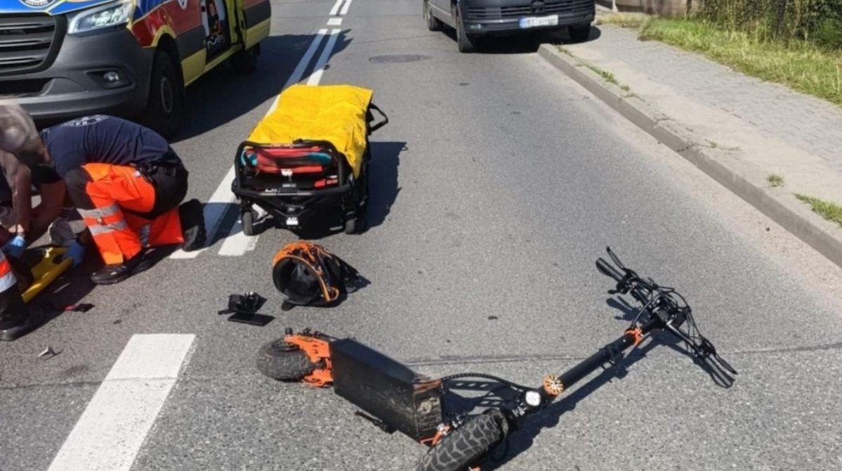 Knurów: Wjechał w auto na hulajnodze mając 4 promile. Cud, że przeżył