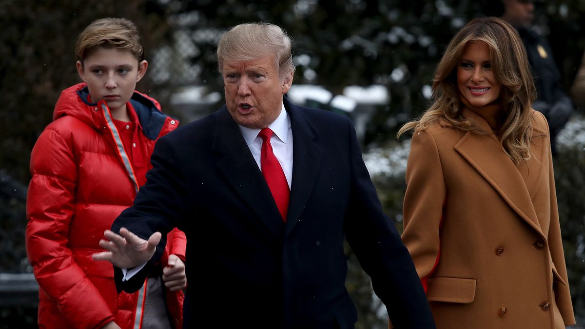 Donald i Melania Trump  z synem Barronem.