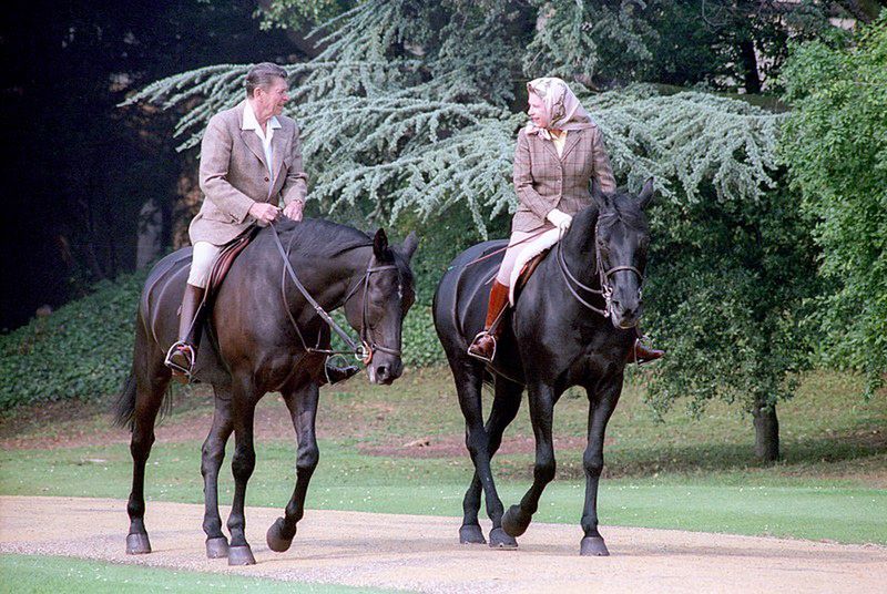 Ronald Reagan i królowa Elżbieta II na przejażdżce konnej.