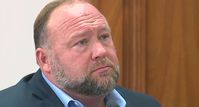 „Kuźnia” teorii spiskowych Infowars wpadła w ręce portalu satyrycznego