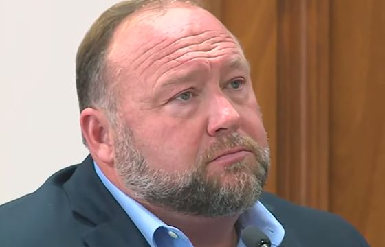 „Kuźnia” teorii spiskowych Infowars wpadła w ręce portalu satyrycznego