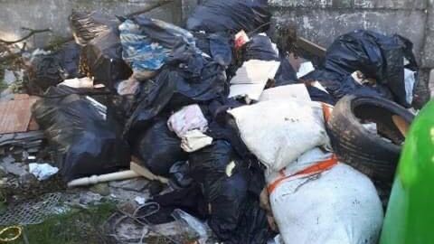 Teren, na którym ktoś zostawił sterty śmieci, należy do dwóch wspólnot mieszkaniowych