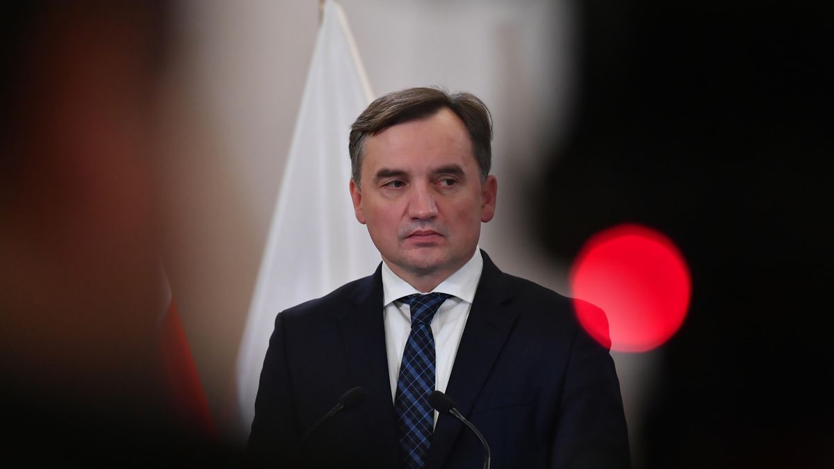 Na zdjęciu Zbigniew Ziobro w trakcie konferencji prasowej