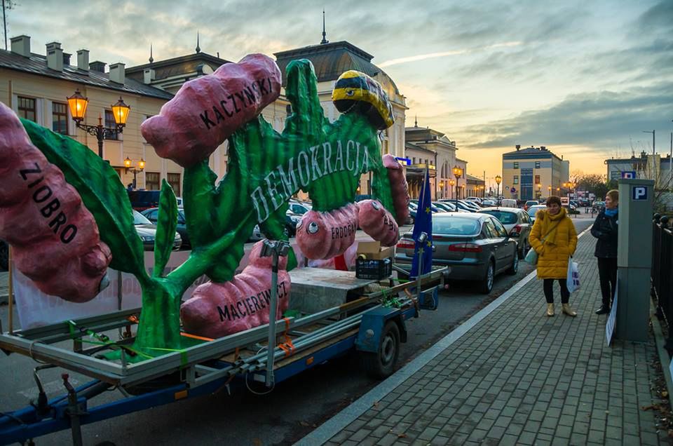 „Nie damy pożreć demokracji” – tak zapowiadają organizatorzy akcji „Gąsienice Tour 2017 PL”, która już niebawem odbędzie się także w Ostrowcu Świętokrzyskim